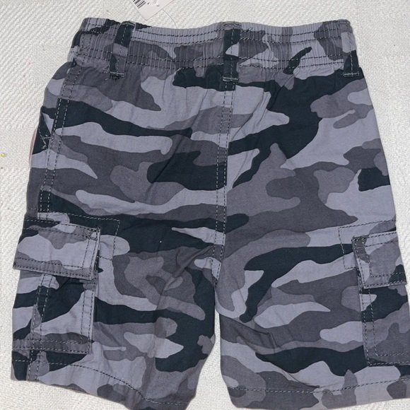 Children’s Place Boys Camo Gray Cargo Shorts - Picture 3 of 3